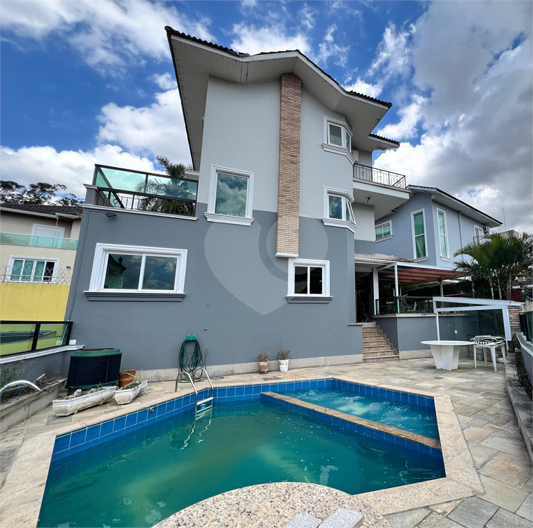 Casa em condominio fechado, sobrado 3 suítes, piscina privativa com 5 vagas de garagem
