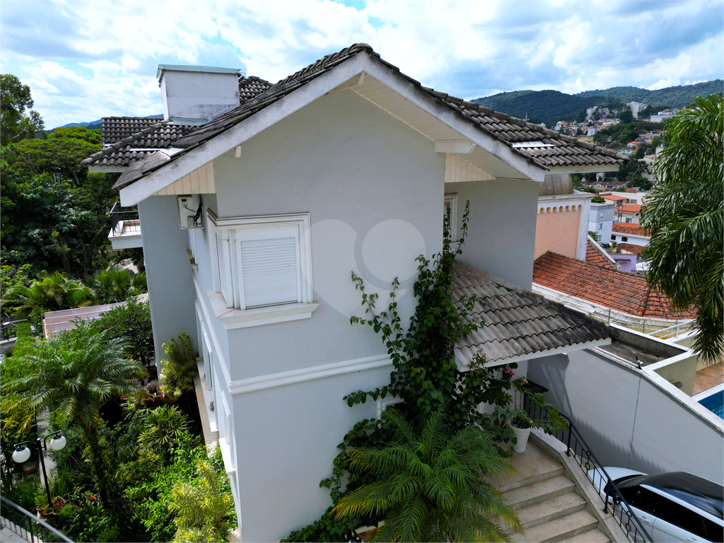 Casa em condominio fechado, sobrado 3 suítes, piscina privativa com 5 vagas de garagem