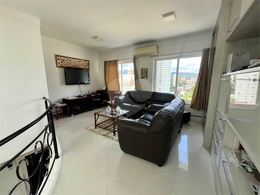 Casa em condominio fechado, sobrado 3 suítes, piscina privativa com 5 vagas de garagem