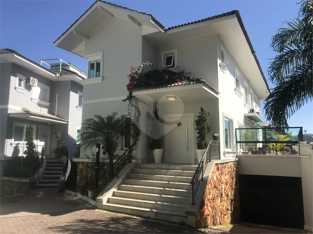Casa em condominio fechado, sobrado 3 suítes, piscina privativa com 5 vagas de garagem
