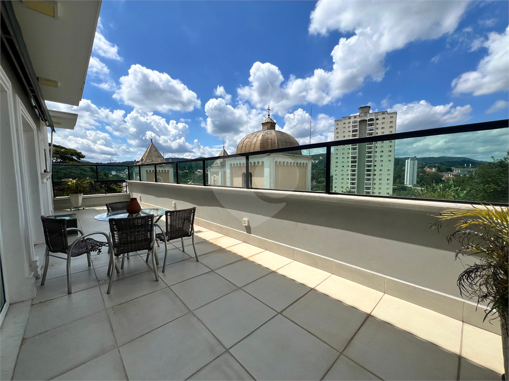 Casa em condominio fechado, sobrado 3 suítes, piscina privativa com 5 vagas de garagem