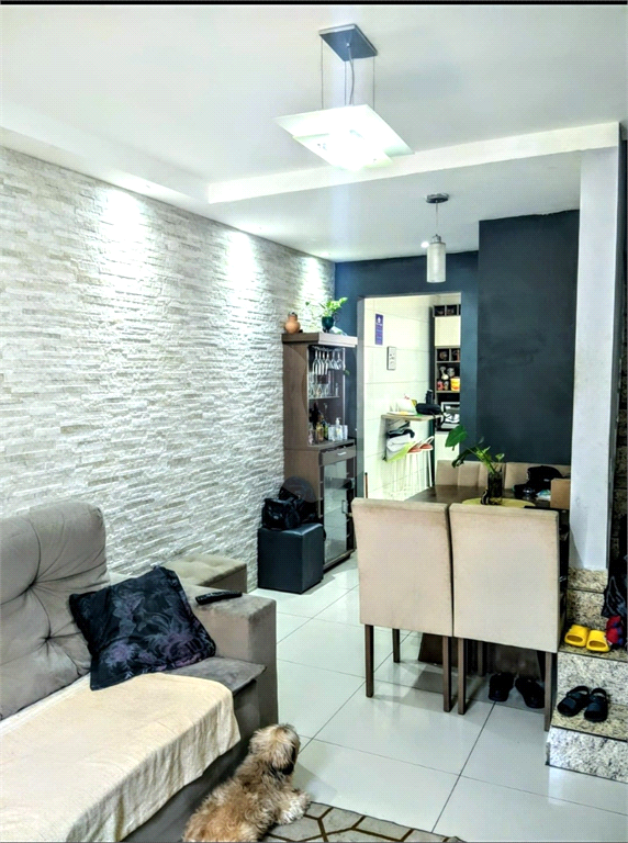 Linda Casa em Condomínio Fechado com 2 Dormitórios e Quintal – Oportunidade Imperdível!