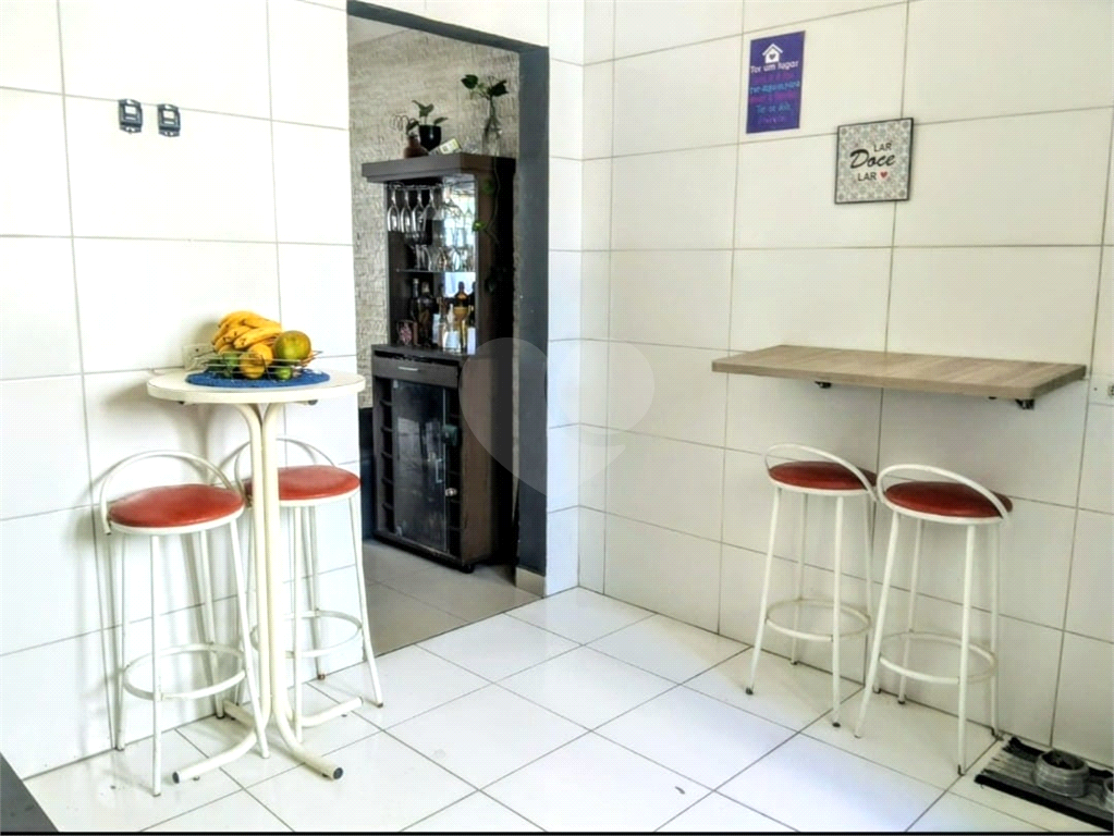 Linda Casa em Condomínio Fechado com 2 Dormitórios e Quintal – Oportunidade Imperdível!