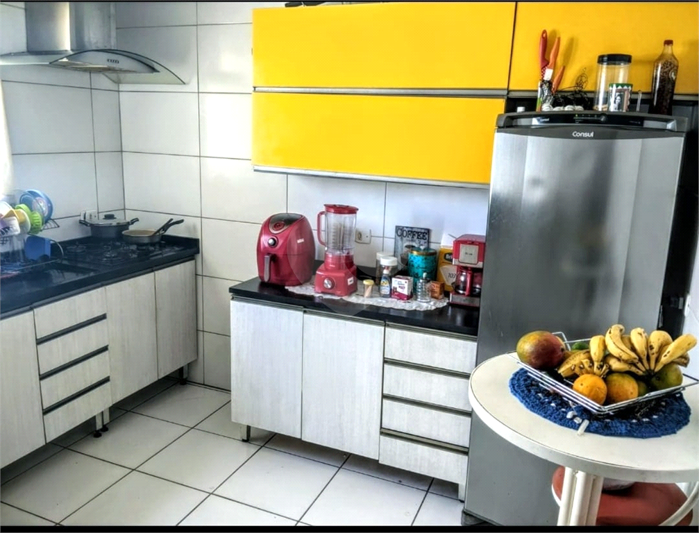 Linda Casa em Condomínio Fechado com 2 Dormitórios e Quintal – Oportunidade Imperdível!