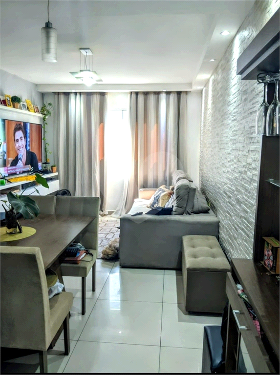 Linda Casa em Condomínio Fechado com 2 Dormitórios e Quintal – Oportunidade Imperdível!