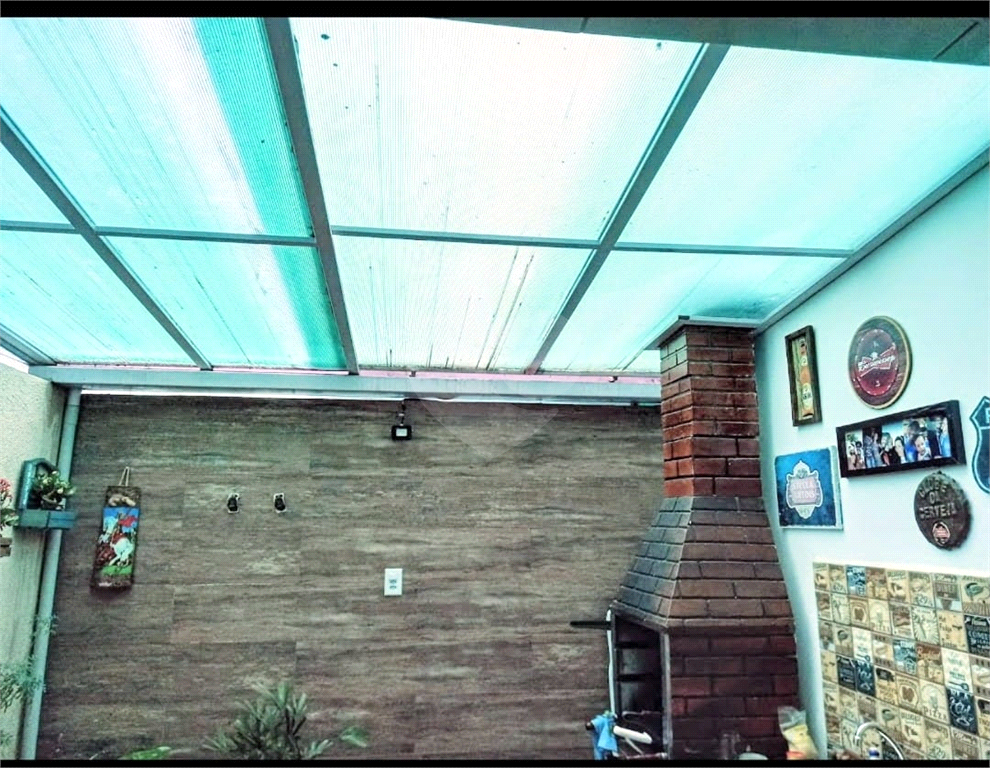 Linda Casa em Condomínio Fechado com 2 Dormitórios e Quintal – Oportunidade Imperdível!