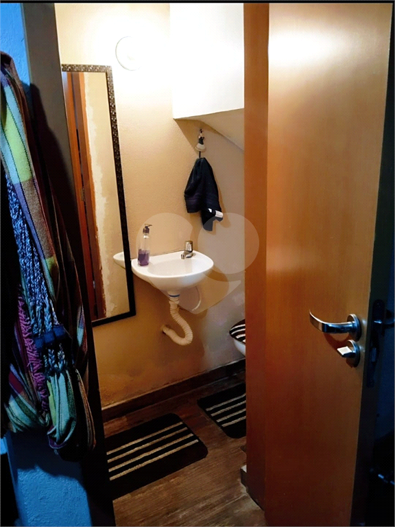 Linda Casa em Condomínio Fechado com 2 Dormitórios e Quintal – Oportunidade Imperdível!