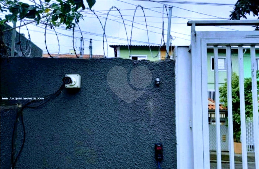 Linda Casa em Condomínio Fechado com 2 Dormitórios e Quintal – Oportunidade Imperdível!