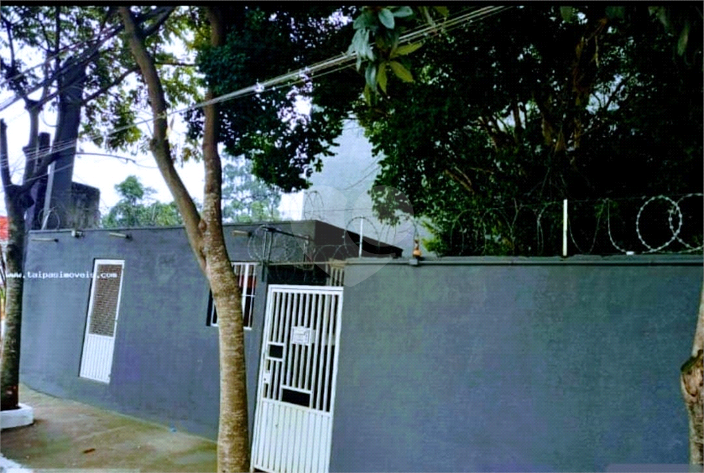 Linda Casa em Condomínio Fechado com 2 Dormitórios e Quintal – Oportunidade Imperdível!