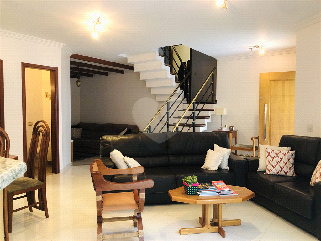 SOBRADO A VENDA NO TREMEMBÉ - 3 DORMS. (1 SUÍTE) E 5 VAGAS