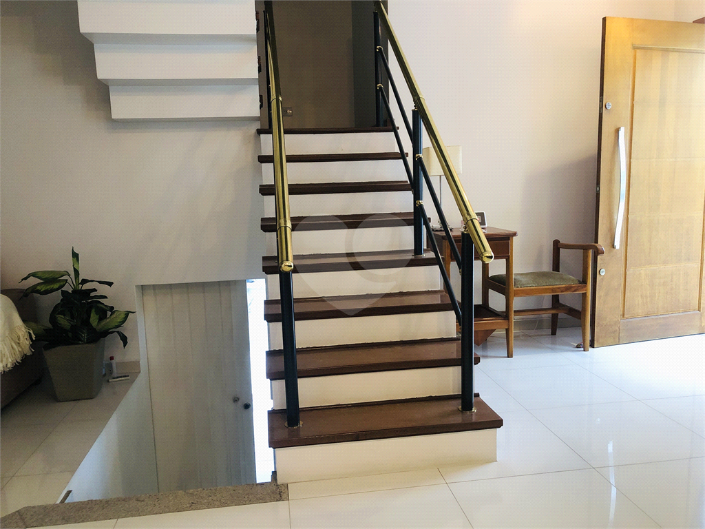 SOBRADO A VENDA NO TREMEMBÉ - 3 DORMS. (1 SUÍTE) E 5 VAGAS