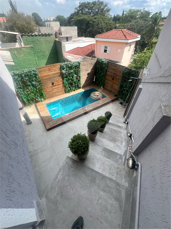 Sobrado a venda 3 dormitórios  sendo 1 suite, 2 vagas e área gourmet com piscina.