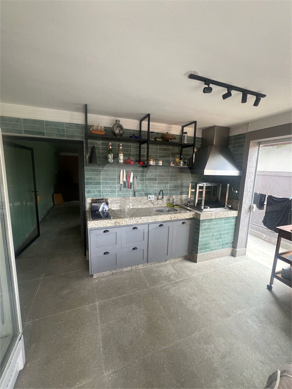 Sobrado a venda 3 dormitórios  sendo 1 suite, 2 vagas e área gourmet com piscina.