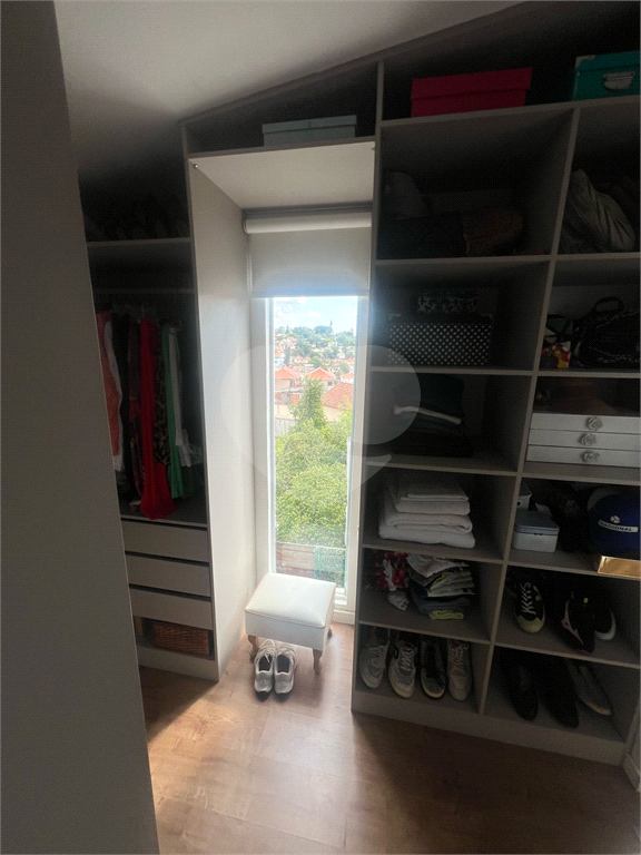 Sobrado a venda 3 dormitórios  sendo 1 suite, 2 vagas e área gourmet com piscina.