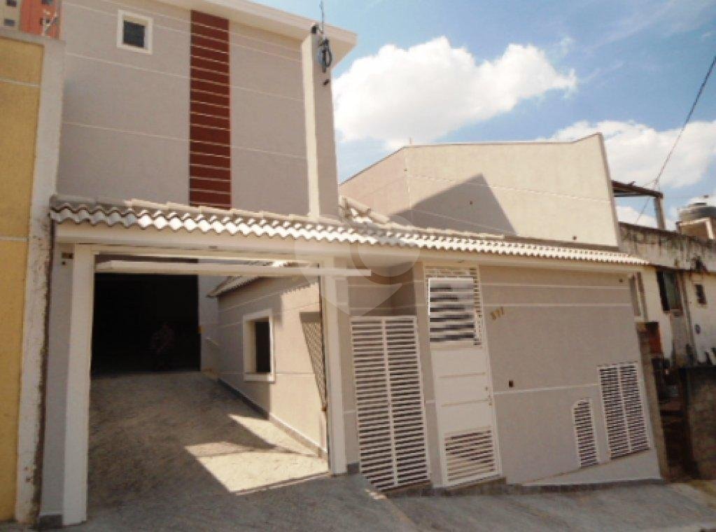 Sobrado em condomínio 3 dormitórios, suíte e 2 vagas com depósito.