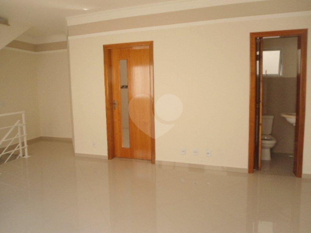 Sobrado em condomínio 3 dormitórios, suíte e 2 vagas com depósito.
