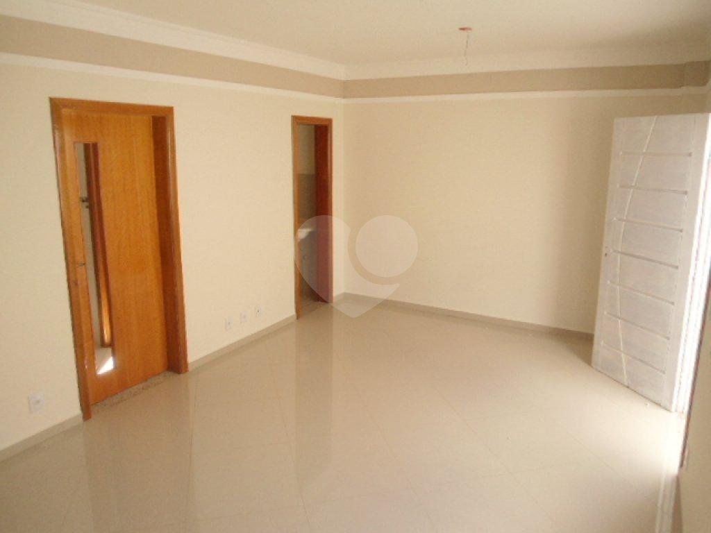 Sobrado em condomínio 3 dormitórios, suíte e 2 vagas com depósito.