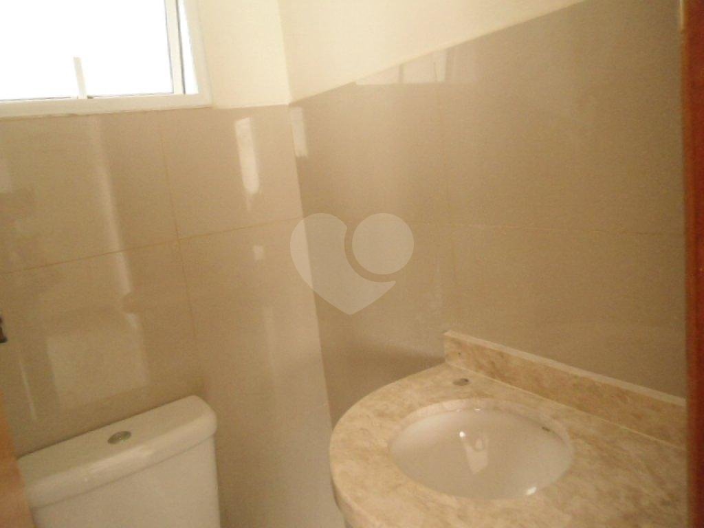 Sobrado em condomínio 3 dormitórios, suíte e 2 vagas com depósito.