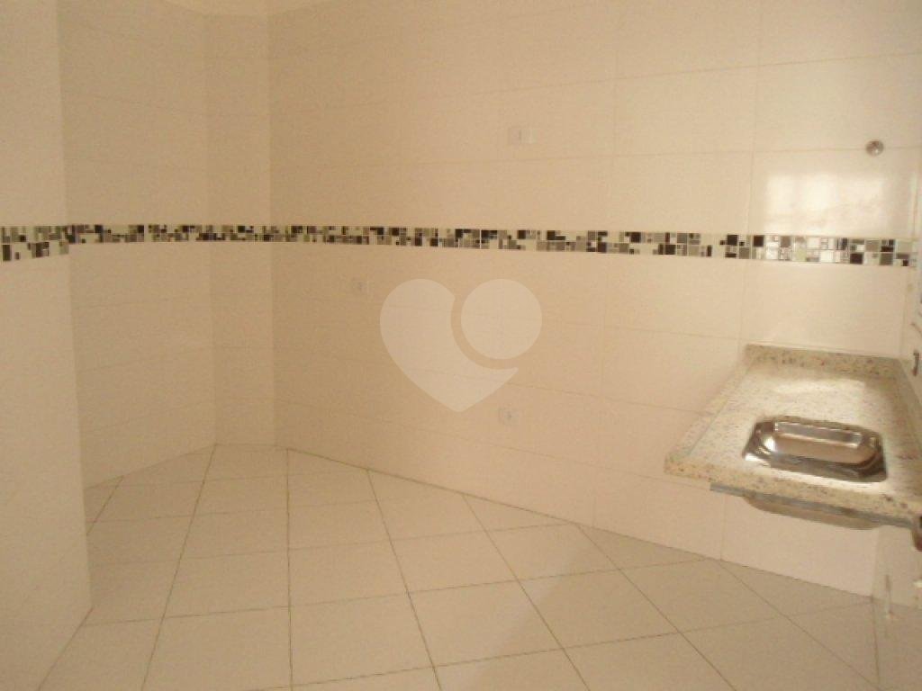 Sobrado em condomínio 3 dormitórios, suíte e 2 vagas com depósito.