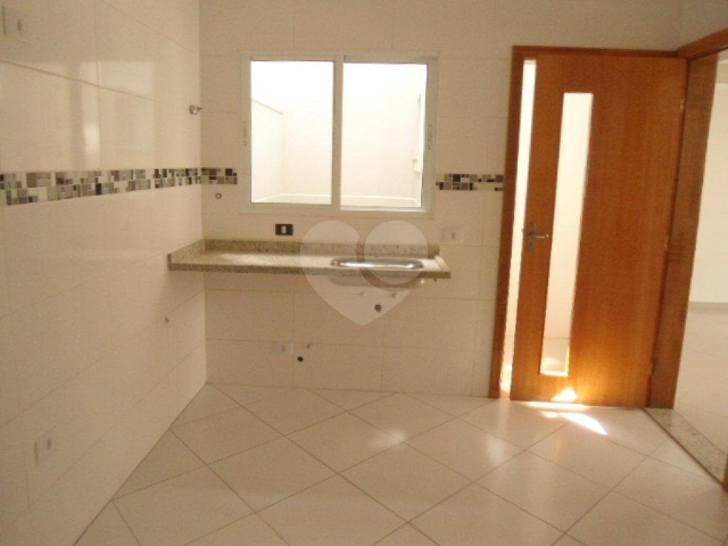 Sobrado em condomínio 3 dormitórios, suíte e 2 vagas com depósito.