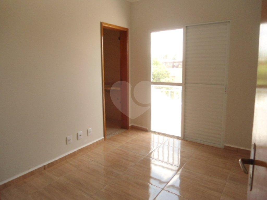 Sobrado em condomínio 3 dormitórios, suíte e 2 vagas com depósito.