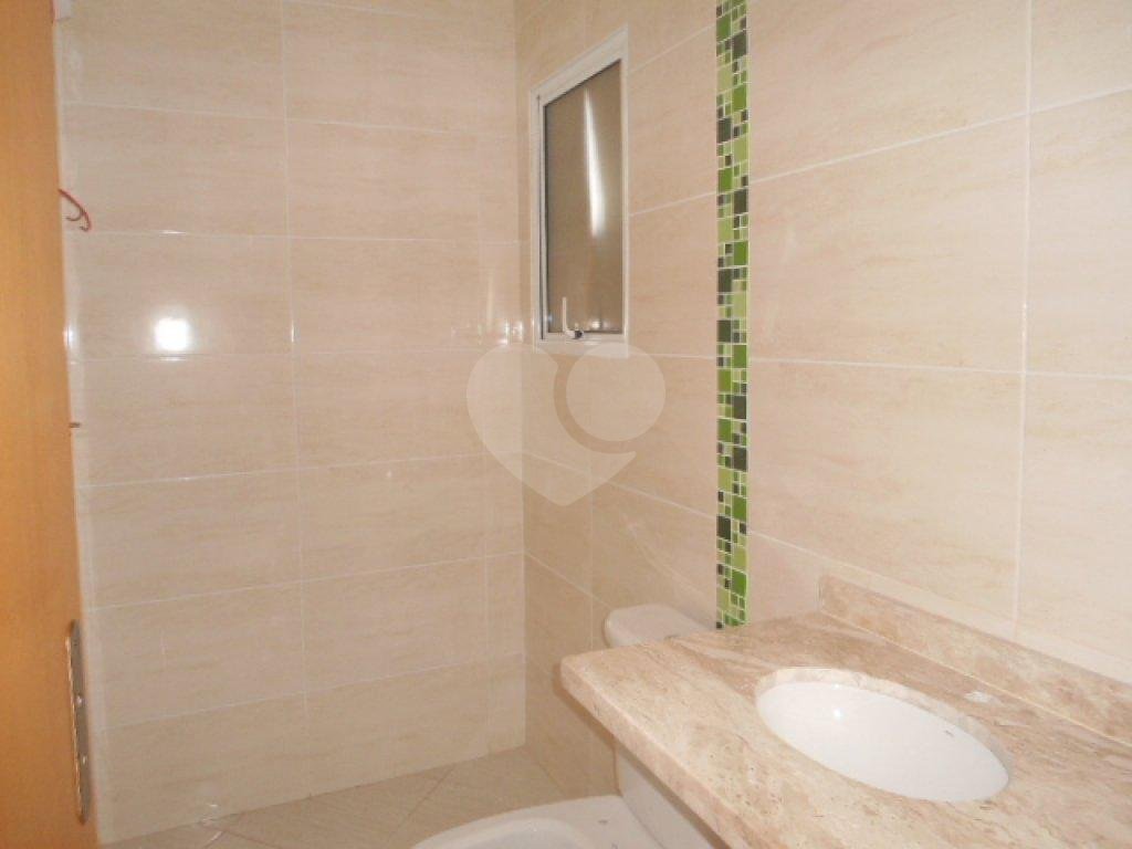 Sobrado em condomínio 3 dormitórios, suíte e 2 vagas com depósito.