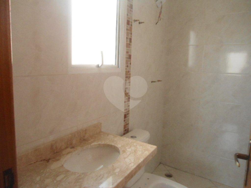 Sobrado em condomínio 3 dormitórios, suíte e 2 vagas com depósito.