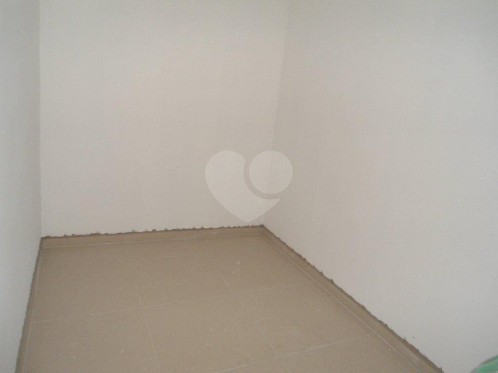 Sobrado em condomínio 3 dormitórios, suíte e 2 vagas com depósito.