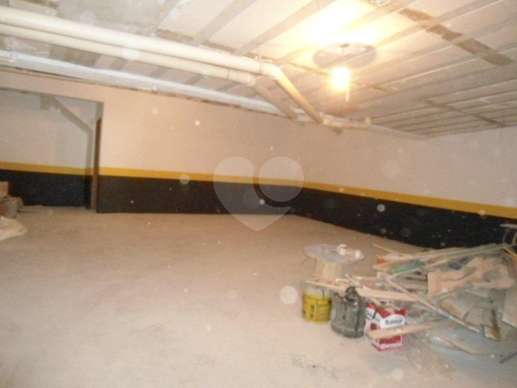 Sobrado em condomínio 3 dormitórios, suíte e 2 vagas com depósito.