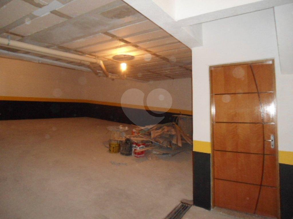 Sobrado em condomínio 3 dormitórios, suíte e 2 vagas com depósito.