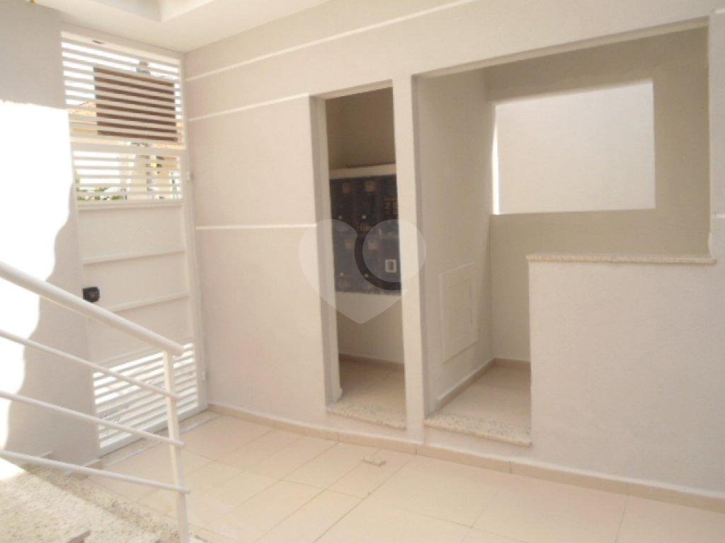 Sobrado em condomínio 3 dormitórios, suíte e 2 vagas com depósito.