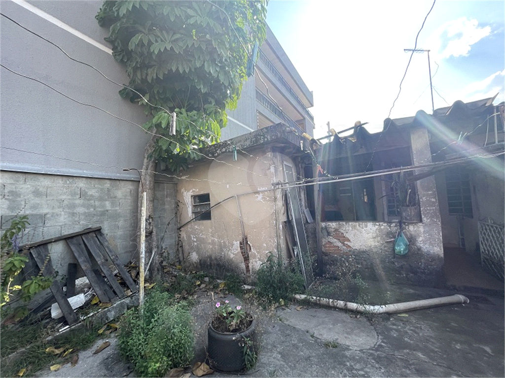 Casa térrea com 140 metros quadrados de área construída.,, com 10 frente e 30 fundos 