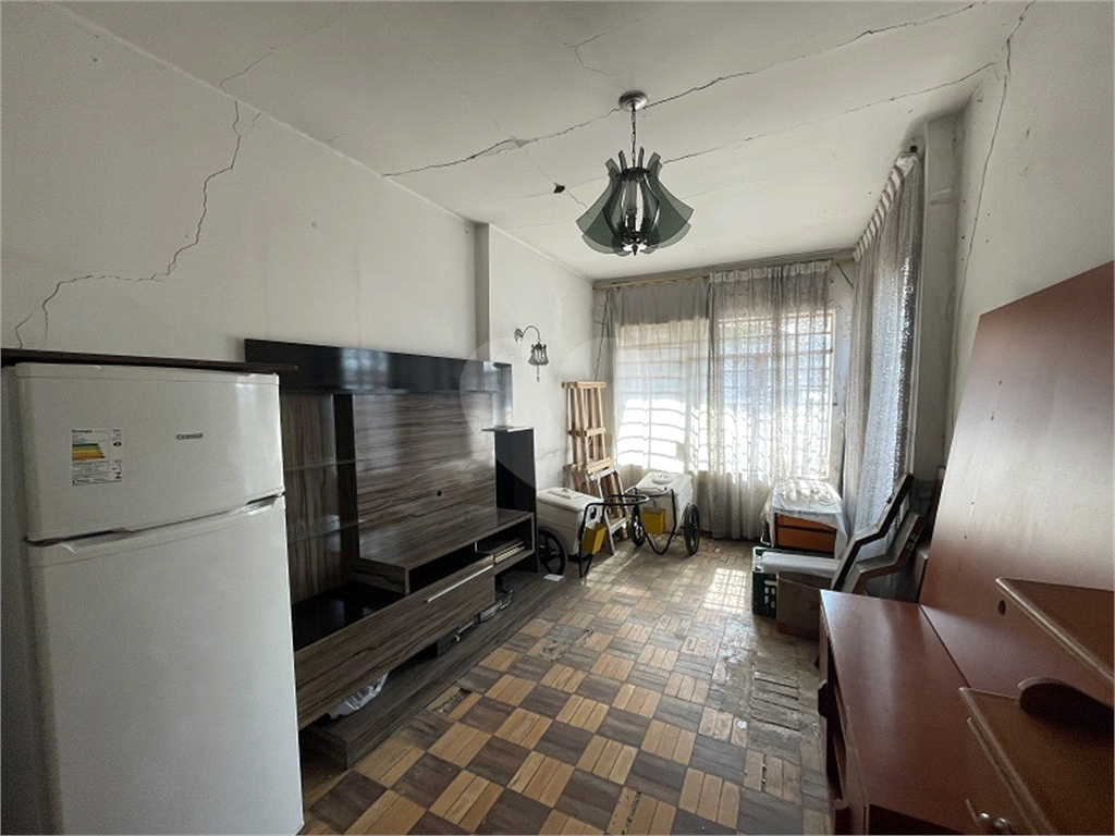 Casa térrea com 140 metros quadrados de área construída.,, com 10 frente e 30 fundos 