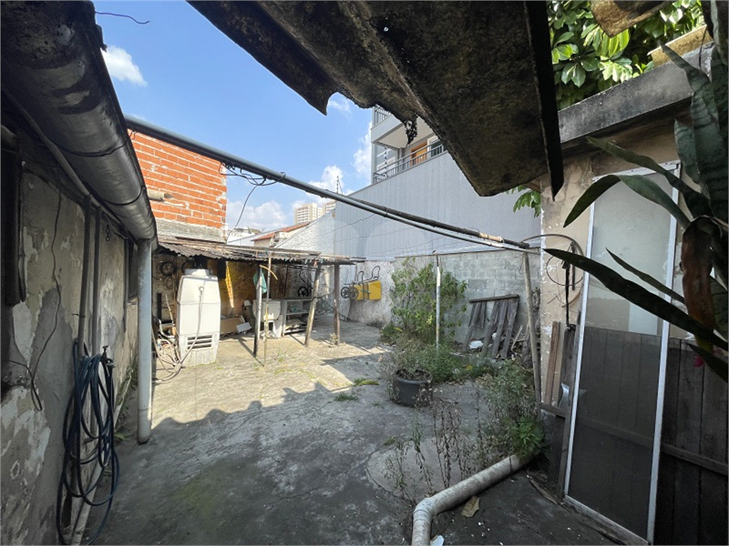 Casa térrea com 140 metros quadrados de área construída.,, com 10 frente e 30 fundos 