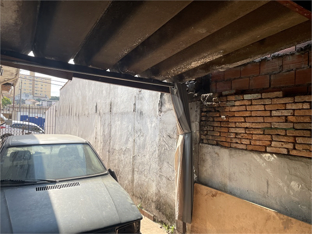 Casa térrea com 140 metros quadrados de área construída.,, com 10 frente e 30 fundos 