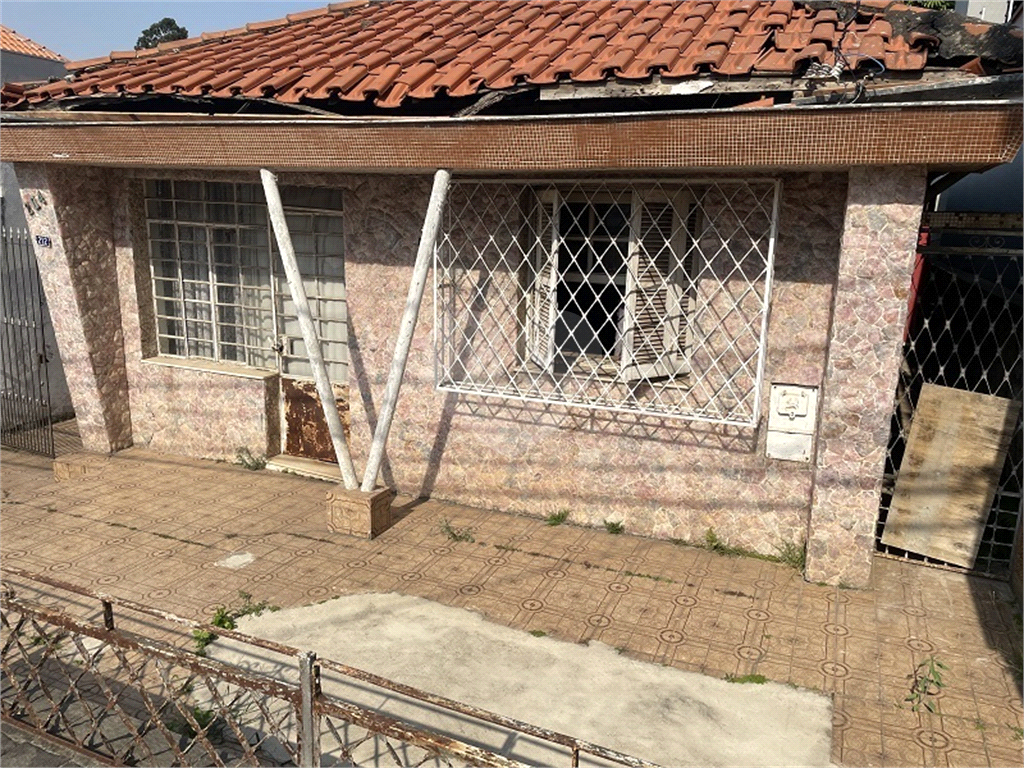 Casa térrea com 140 metros quadrados de área construída.,, com 10 frente e 30 fundos 