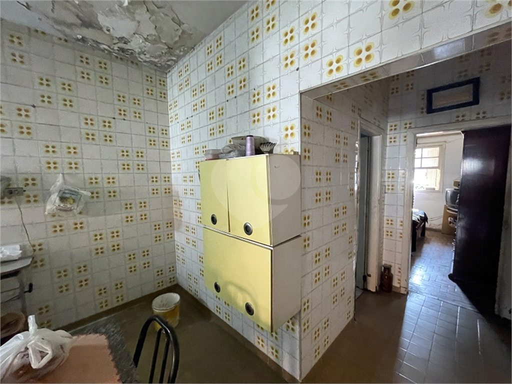 Casa térrea com 140 metros quadrados de área construída.,, com 10 frente e 30 fundos 