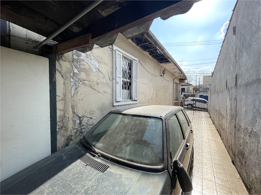 Casa térrea com 140 metros quadrados de área construída.,, com 10 frente e 30 fundos 