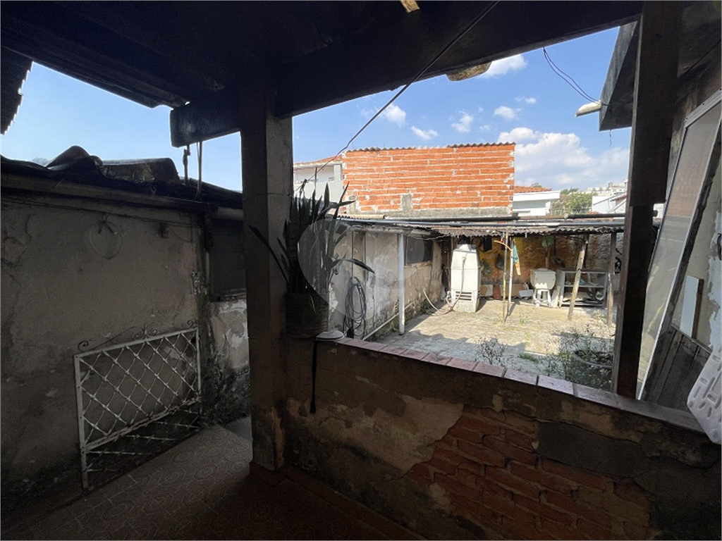 Casa térrea com 140 metros quadrados de área construída.,, com 10 frente e 30 fundos 