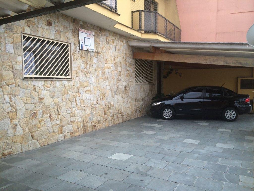 Casa verde com 3 quartos, 4 vagas de garagem. 