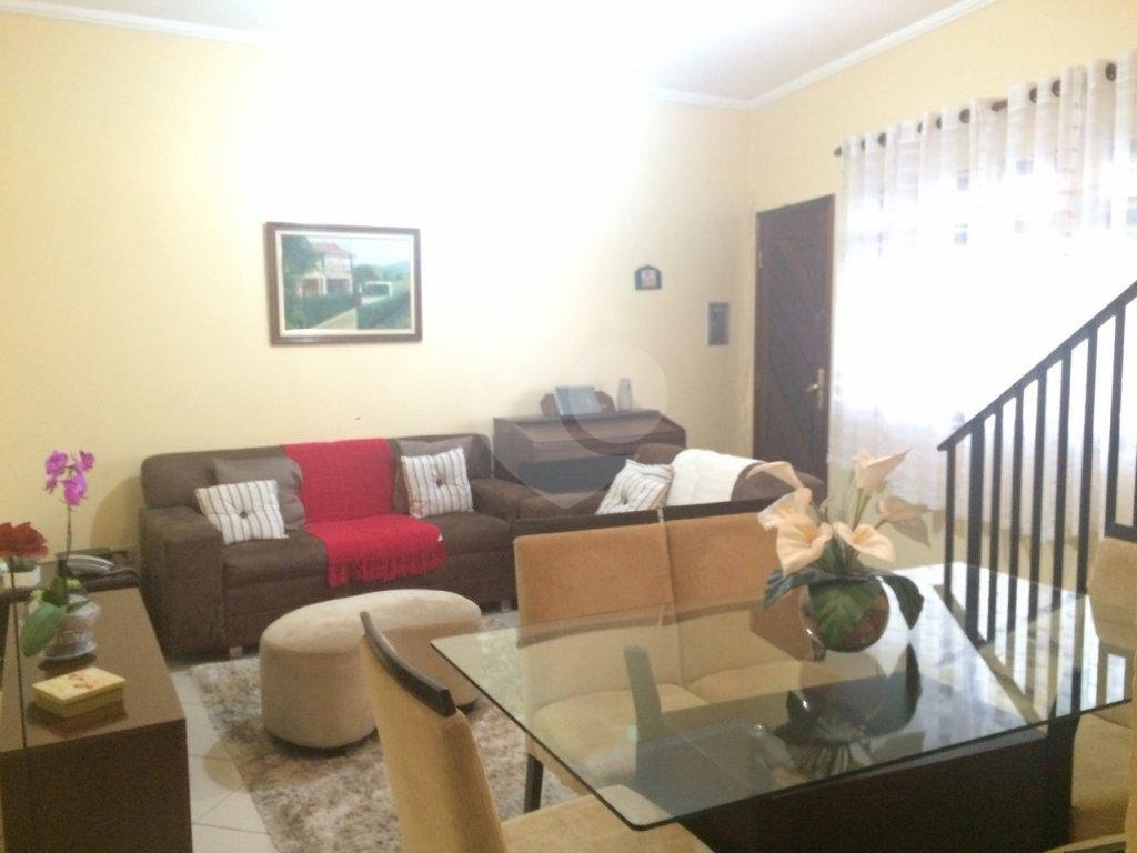 Casa verde com 3 quartos, 4 vagas de garagem. 