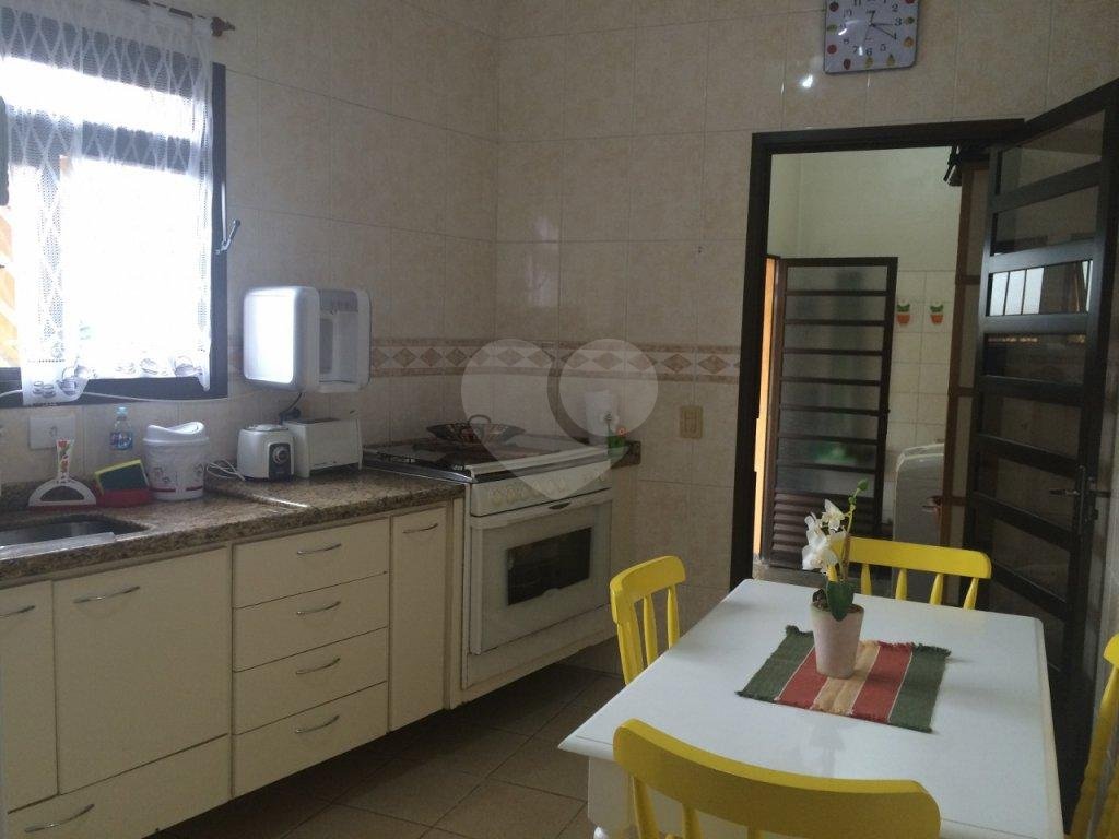 Casa verde com 3 quartos, 4 vagas de garagem. 