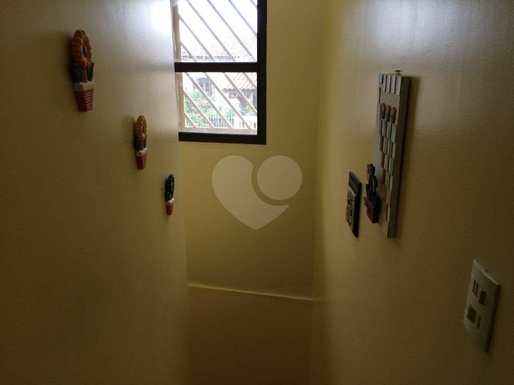 Casa verde com 3 quartos, 4 vagas de garagem. 