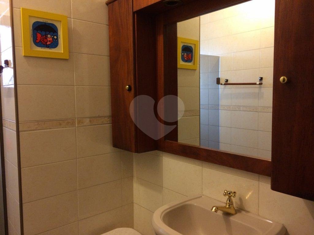 Casa verde com 3 quartos, 4 vagas de garagem. 