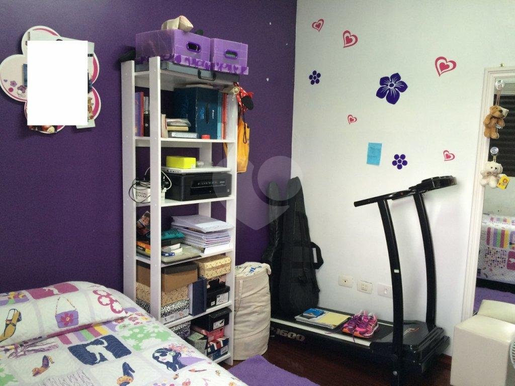 Casa verde com 3 quartos, 4 vagas de garagem. 