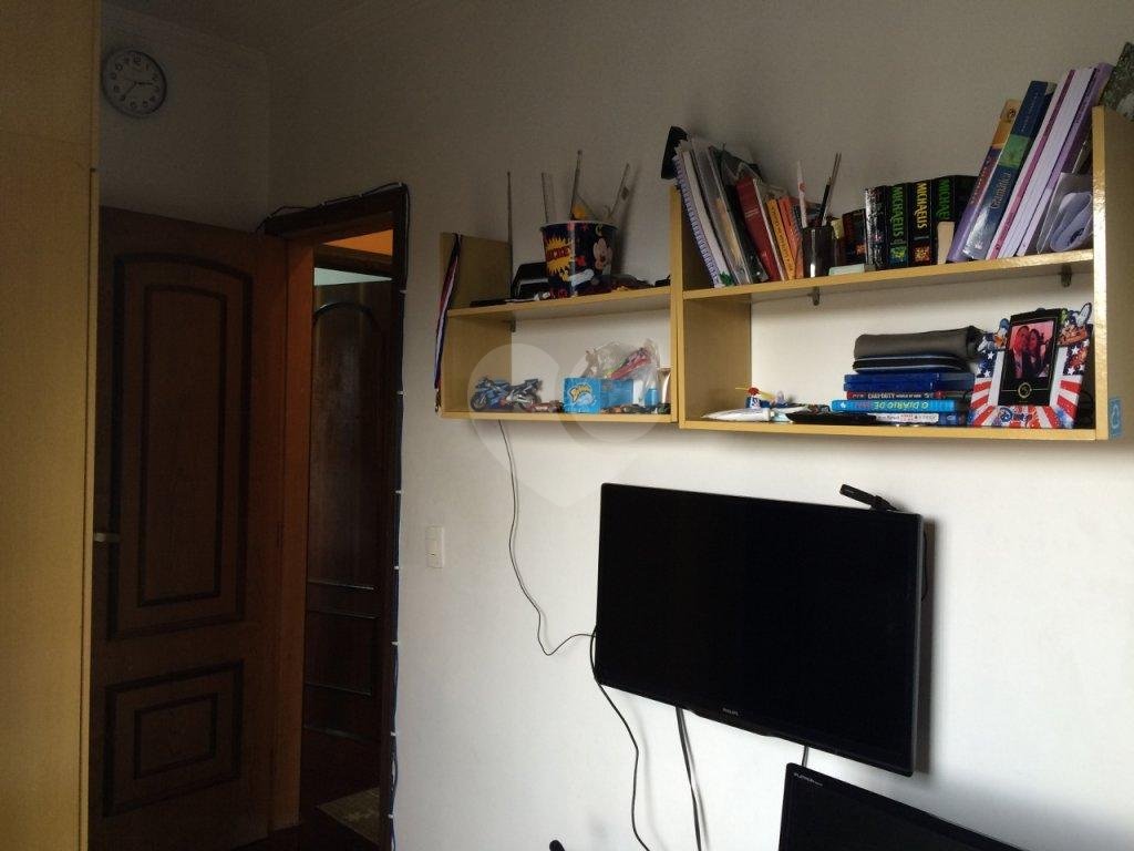 Casa verde com 3 quartos, 4 vagas de garagem. 
