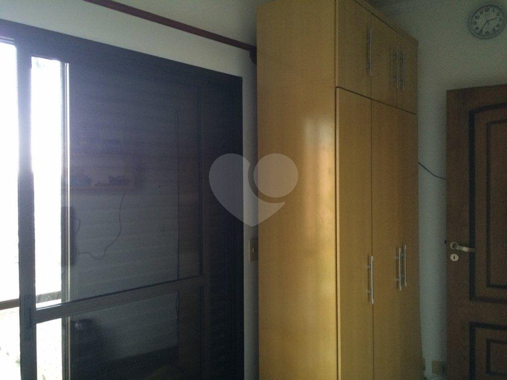 Casa verde com 3 quartos, 4 vagas de garagem. 