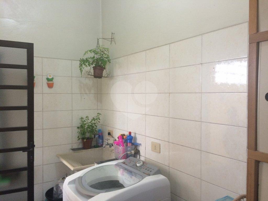 Casa verde com 3 quartos, 4 vagas de garagem. 
