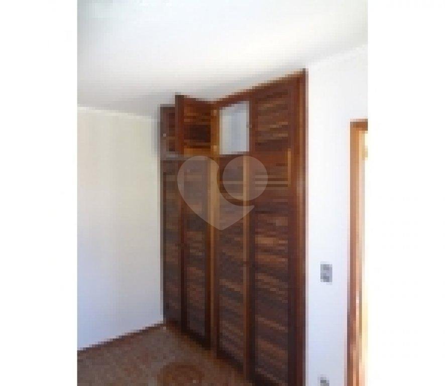 Casa com 5 quartos, 3 suítes, 4 banheiros.