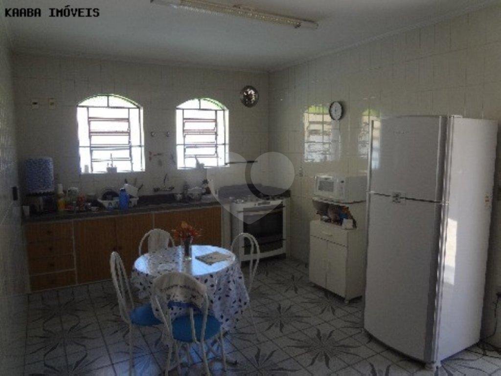 Casa com 5 quartos, 3 suítes, 4 banheiros.